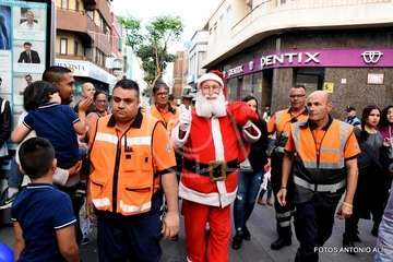Papá Noel recibe el cariño de cientos de niños de Telde (Foto Antonio Alí y TA)